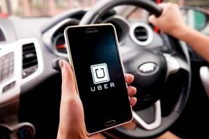 Contraloría lanza advertencias y preguntas a diputados por proyecto que regularía Uber