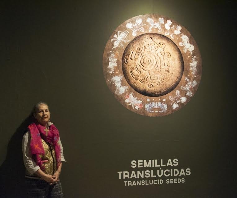 Artista plasma a la mujer indígena en exhibición artística