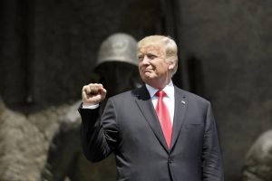 Dimite director de Oficina de Ética del gobierno estadounidense