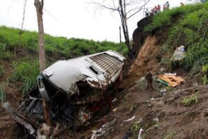 Catorce muertos y 26 heridos en un accidente de autobús en Ecuador