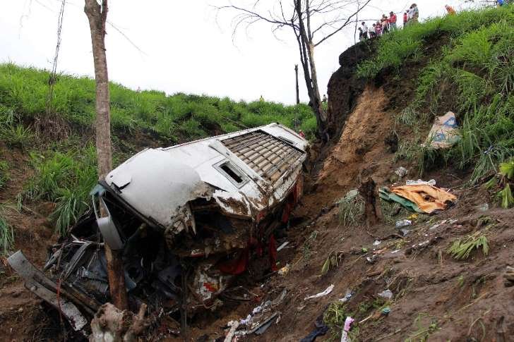 Catorce muertos y 26 heridos en un accidente de autobús en Ecuador