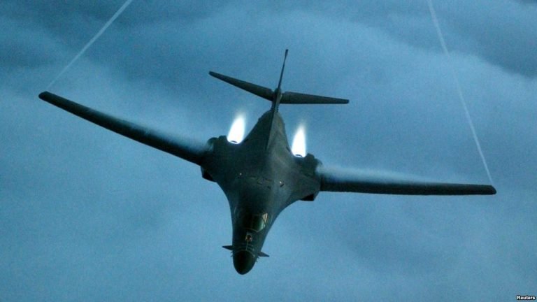 Bombarderos de EE.UU. sobrevuelan aguas reclamadas por China
