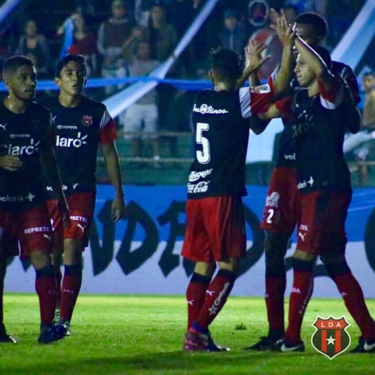 Alajuelense y Palmares dieron una fiesta de goles