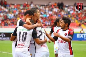 Alajuelense golea 0-3 a Grecia en su debut