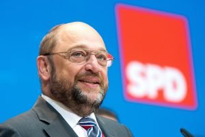 Líder SPD acusa a Merkel de debilitar Europa con política migratoria