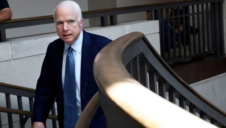 Regreso de McCain aumenta el drama por el Obamacare