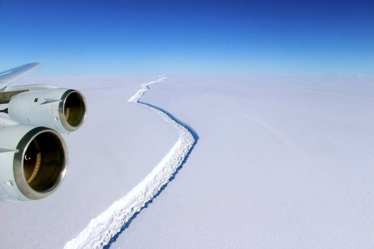 Un enorme iceberg avanza por la Antártida