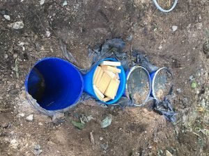 Policía decomisa estañones con 500 paquetes de cocaína en Guanacaste