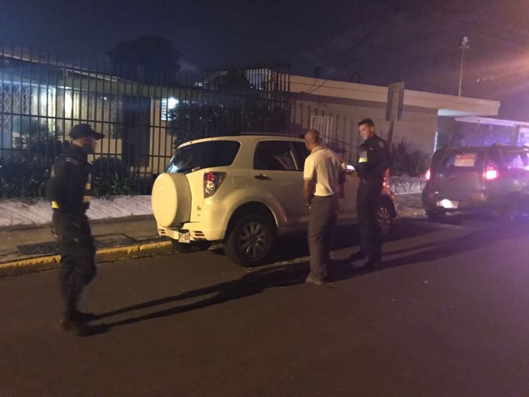 Tachan vehículo de Repretel en las afueras de sede del PAC