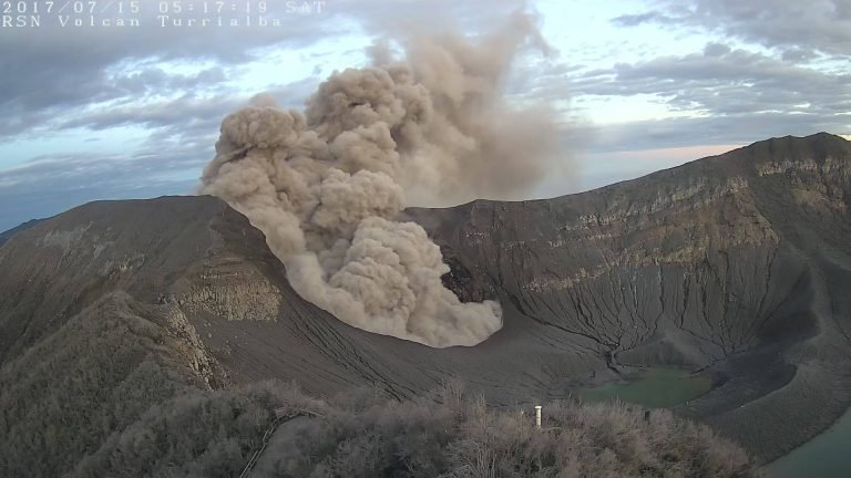 Volcán Turrialba expulsó cenizas durante cuatro horas este sábado