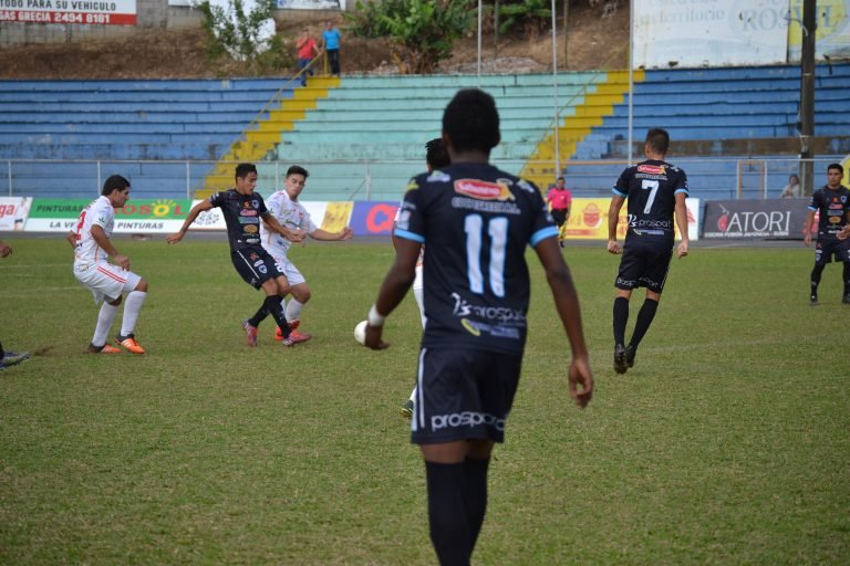 Yosimar Arias, Elías Palma y Vallejos, quedan fuera del Municipal Grecia