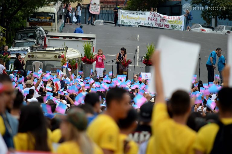 Decenas protestan en San José contra clases de educación sexual “alejadas de principios cristianos”