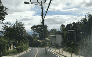 Inicia reubicación de postes que obstruyen vía pública en Escazú