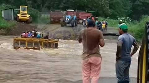 Rescatan 12 personas atrapadas por crecida de río en San Carlos