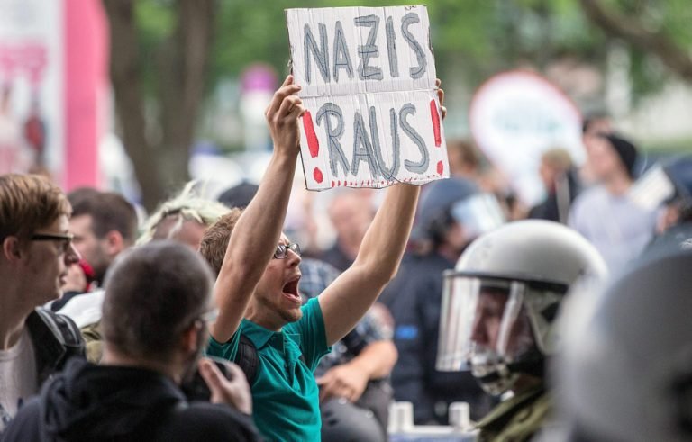 Antifascistas protestan contra marcha neonazi en Berlín