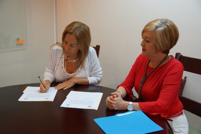 Ministra firma convenio con empresa que da trabajo a mujeres desde prisión