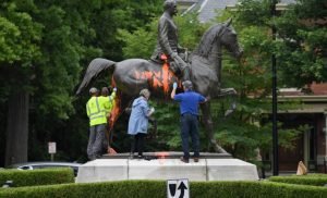 Mortal protesta en Virginia acelera remoción de estatuas confederadas