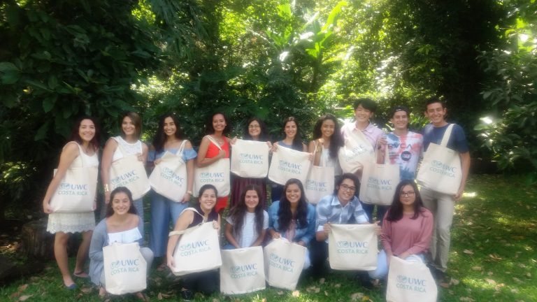 21 estudiantes costarricenses reciben beca para obtener bachillerato internacional