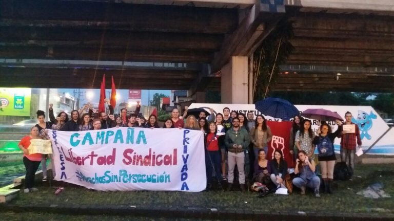 Activistas y sindicalistas se manifiestan frente a Fuente de la Hispanidad