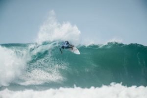 Carlos Muñoz sueña con avanzar a los cuartos de final del US Open of Surfing en California