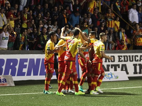 Herediano le ganó 2-1 a Grecia en un intenso juego