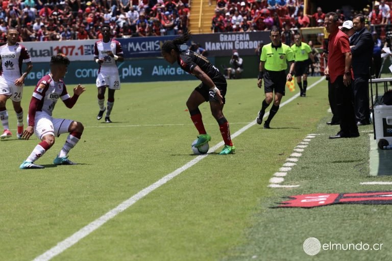 Alineaciones de Saprissa y Alajuelense para el Clásico