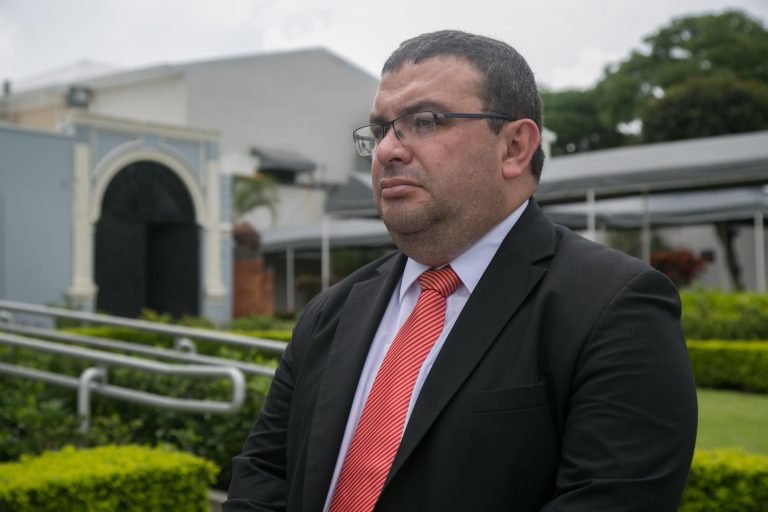 Renuncia el viceministro Fernando Rodríguez, por el escándalo del cementazo