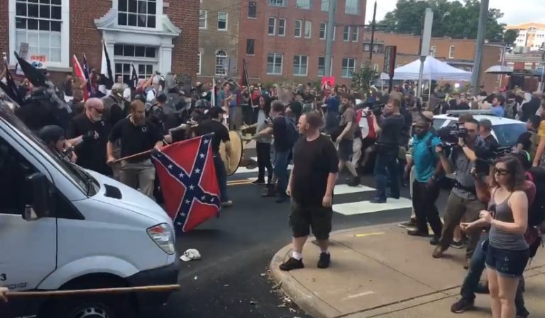 Supremacistas blancos y contramanifestantes se enfrentan en Charlottesville