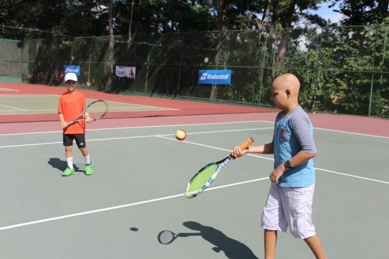 Torneo de tenis busca ayudar a niños y jóvenes con cáncer