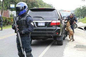 Joven con cuatro antecedentes es detenido con tres armas y ¢14 millones en efectivo