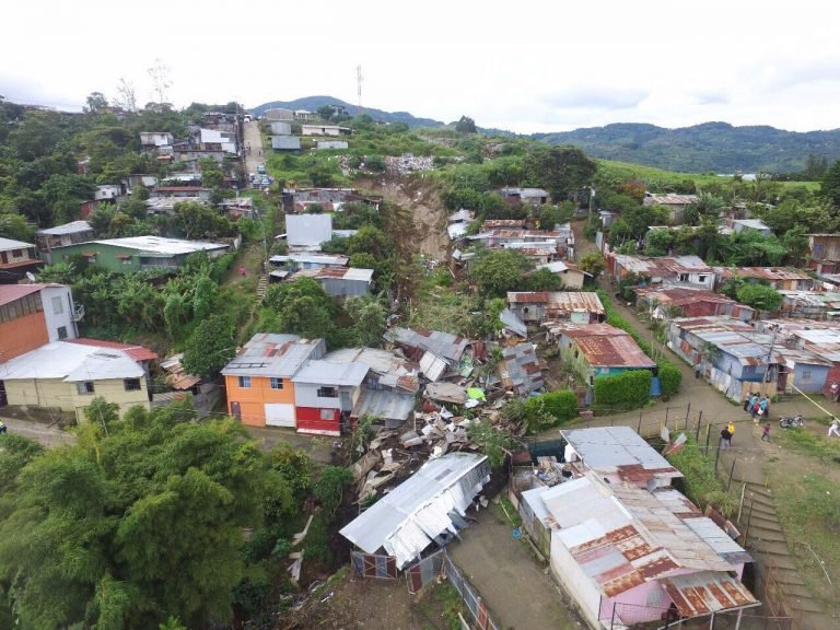 Derrumbe en Los Guido en Desamparados deja cinco viviendas destruidas