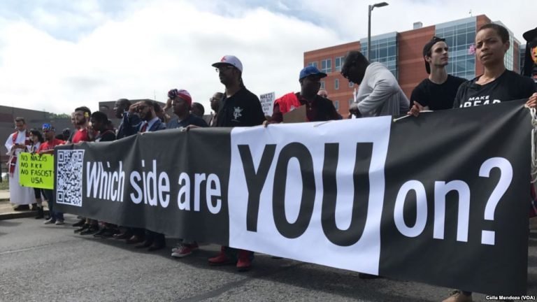 Multitud en Boston participa en manifestación sobre libertad de expresión