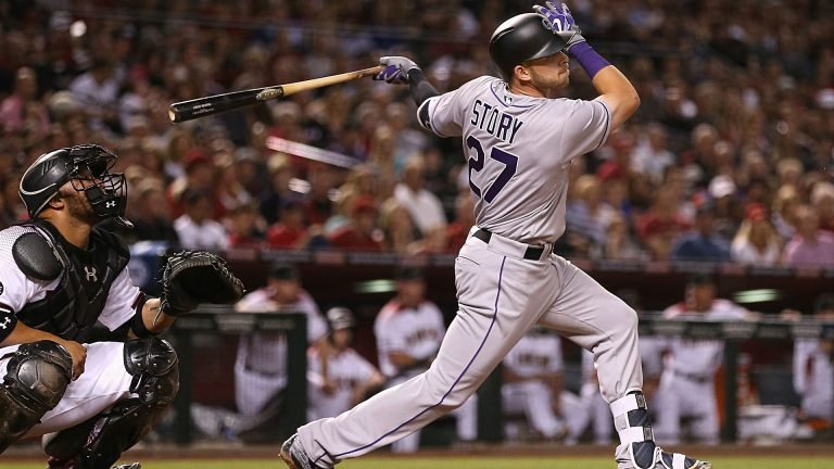 Story pega dos jonrones y los Rockies vencen a los Bravos 17-2