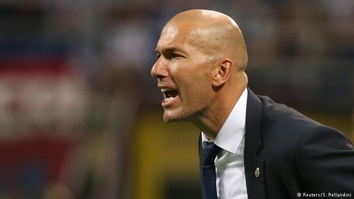 Zinedine Zidane anunció la renovación de su contrato por tres años