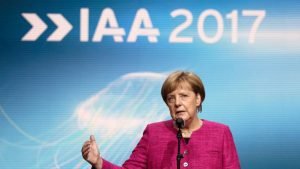 Merkel inaugura Salón del Automóvil e insta a recuperar la confianza