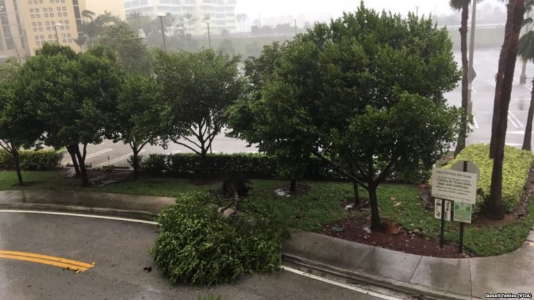 Irma llega a los Cayos de Florida como huracán categoría 4