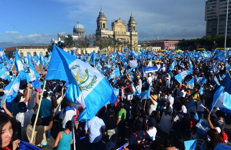 Manifestación obliga a suspender los actos por el 196 aniversario de la independencia en Guatemala