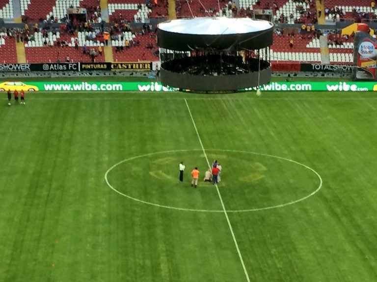 Pantalla en medio del estadio obliga a suspender Atlas vs Tigres