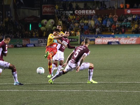 Herediano y Saprissa empatan 1-1 en juego que definía el liderato