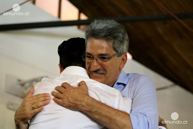 Alvarado adopta a dos exministros de Solís entre sus siete candidatos a diputados