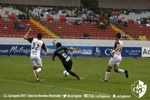 Cartaginés y Alajuelense empatan 2-2 bajo una intensa lluvia