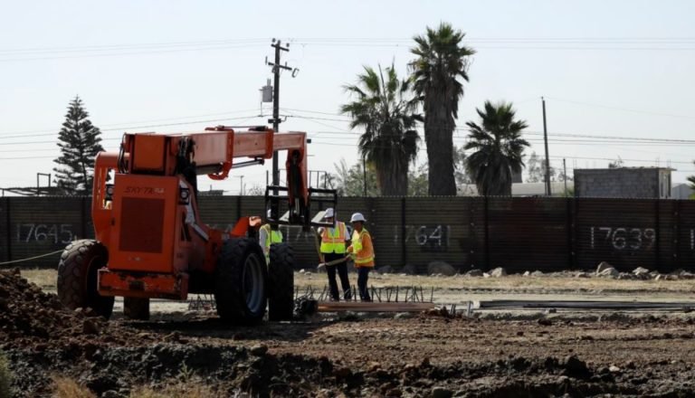 EE.UU. permite vistazo a obras de prototipo de muro fronterizo