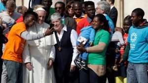 Papa Francisco lanza campaña en favor de migrantes