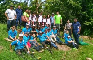 Niños contribuyen a reforestación de Quepos junto a guardacostas e instituciones ambientales