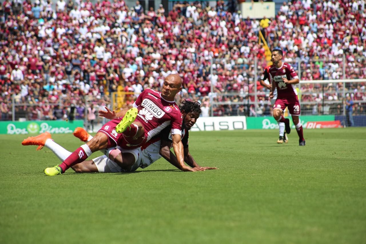 Saprissa derrota a La Liga 20 en el Clásico Nacional