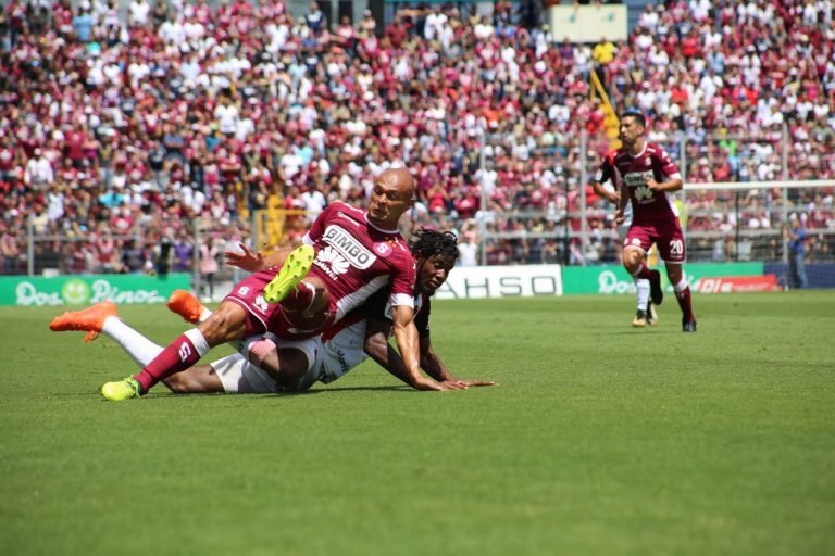 Saprissa derrota a La Liga 2-0 en el Clásico Nacional