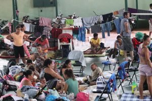 Escuelas que servían de albergues vuelven a dar clases