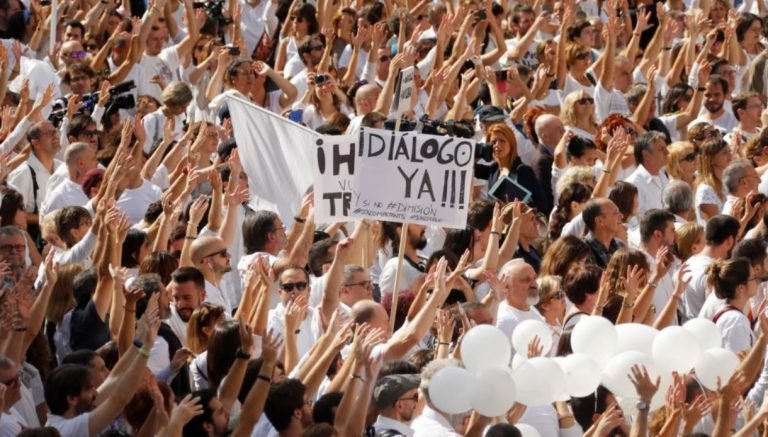 Miles en Barcelona y Madrid demandan diálogo