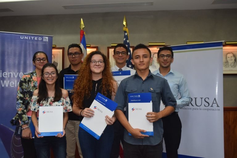 Siete estudiantes de colegios públicos ganan becas en Community Colleges en EUA