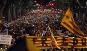 Miles de personas protestan en Barcelona contra el gobierno español